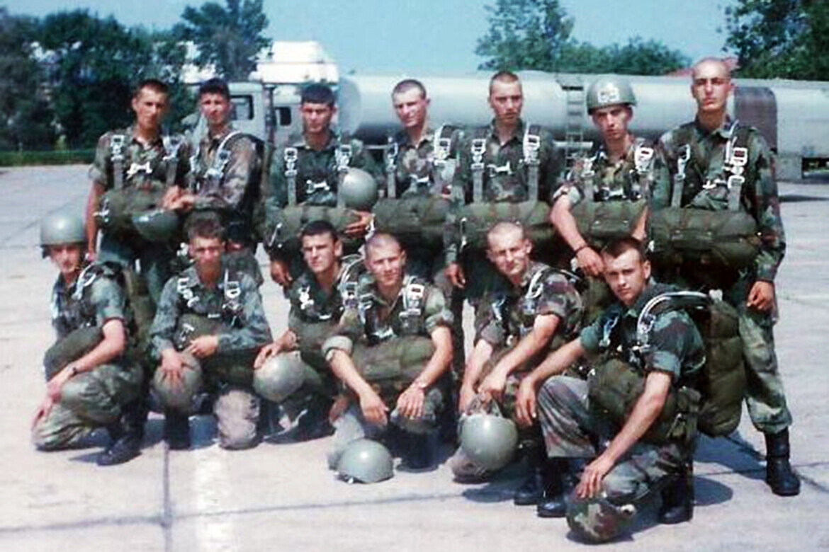 ​«Я служил в самом элитном подразделении Сербии. Это 63-я парашютно-десантная бригада» (крайний справа в первом ряду)