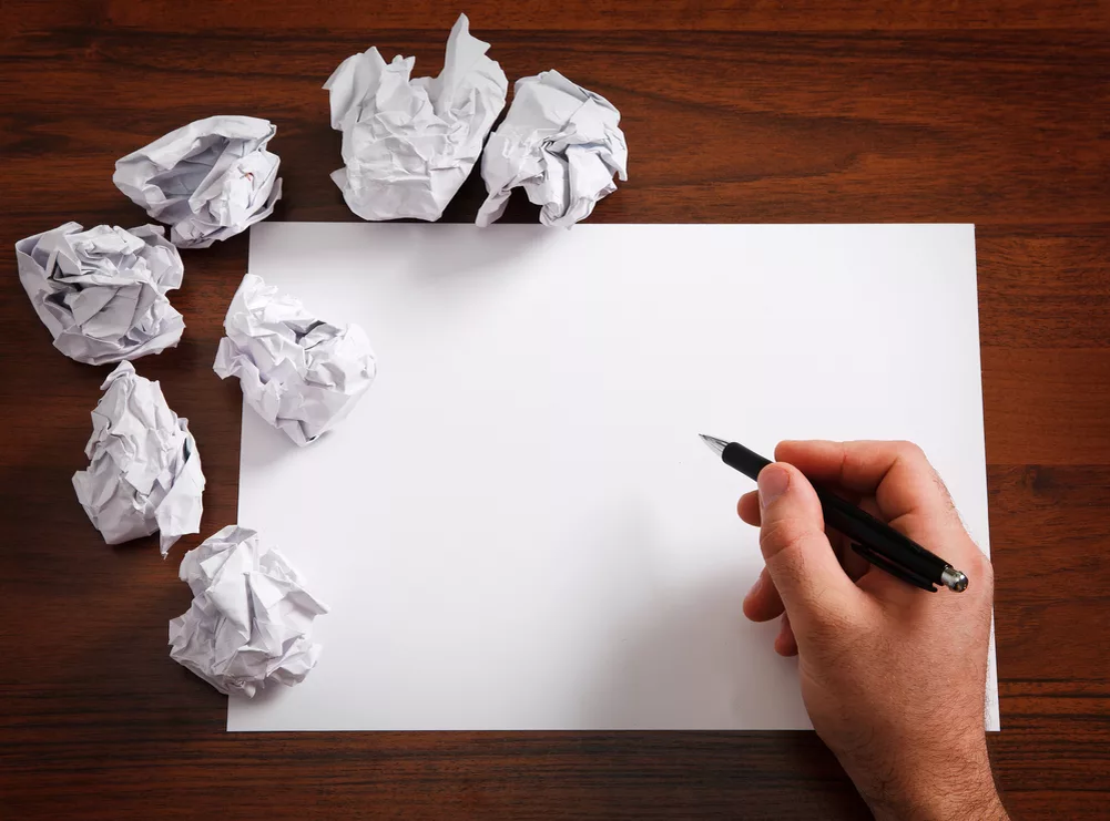 "На столе чистый лист, не исписан он, чист, совсем белый как снег, непримятый"