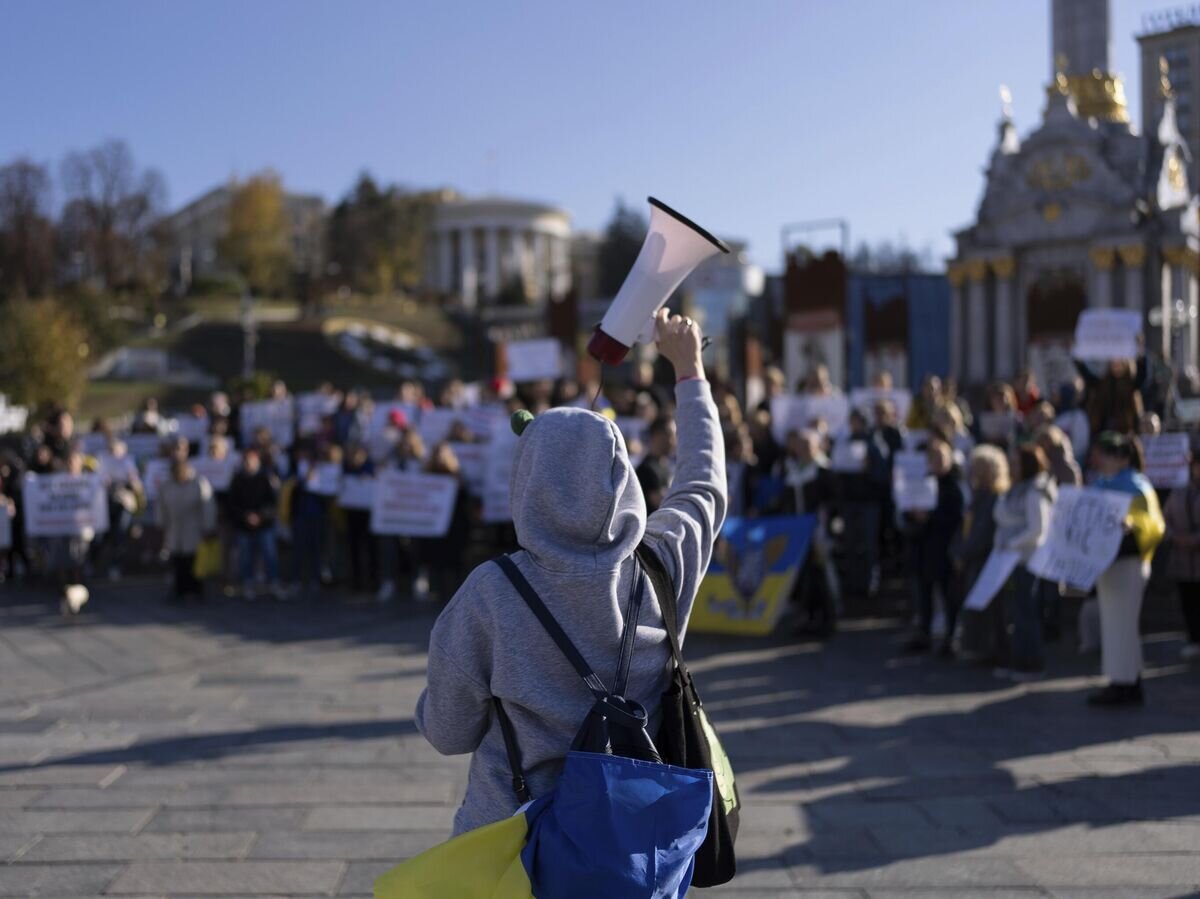    Участники митинга с требованием провести демобилизацию военнослужащих ВСУ, находящихся на фронте с февраля 2022 года, в Киеве© AP Photo / Alex Babenko