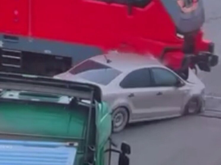     Столкновение поезда и иномарки в Екатеринбурге. Видео пресс-службы Управления Госавтоинспекции ГУ МВД России по Свердловской области.