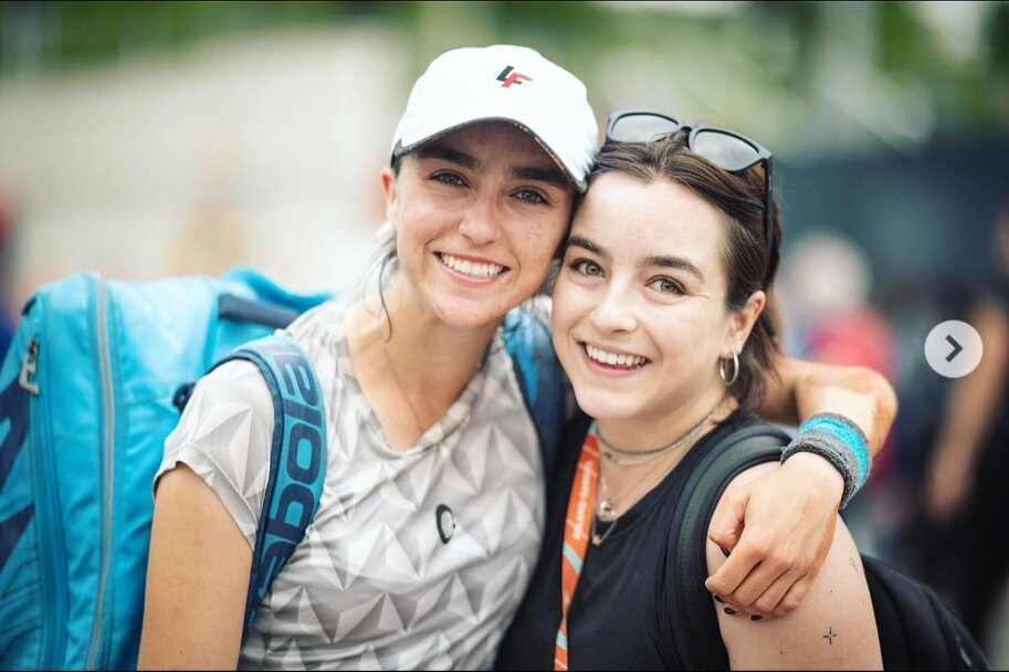 У Фернанды не хватало денег на тренера, поэтому на Уимблдоне и Ролан Гарросе ей во всем помогала сестра.