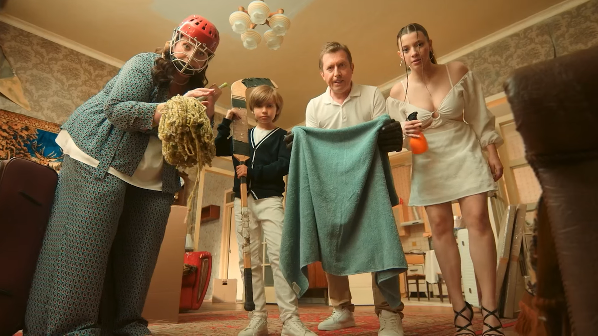 Светлана Листова, Роман Мелдерс, Михаил Трухин и Полина Гухман. Кадр из сериала "Котострофа".