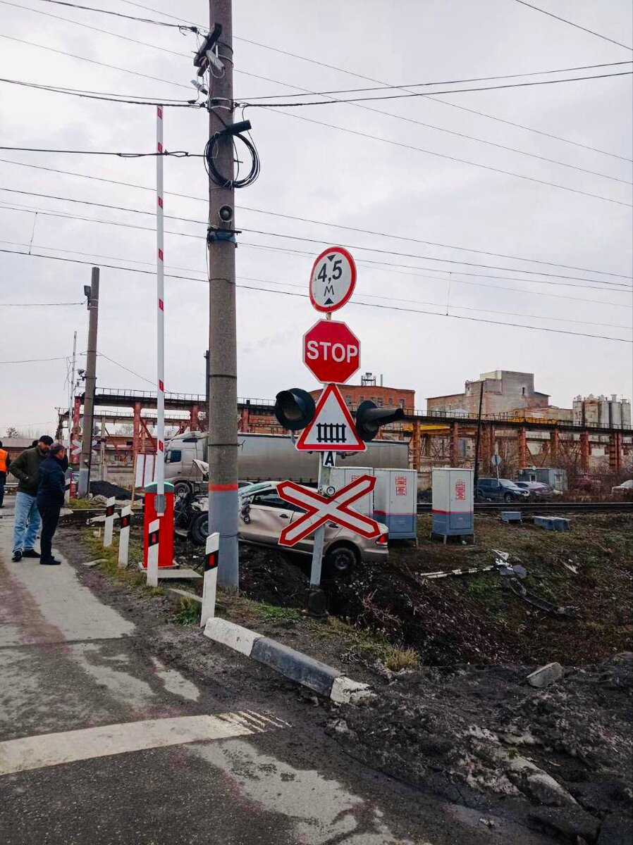 Ласточка протаранила. Вознесенский мост Йошкар-Ола. Вараксинский мост Йошкар-Ола. ЖД переезд Сергиев Посад. Октябрьский мост Череповец.