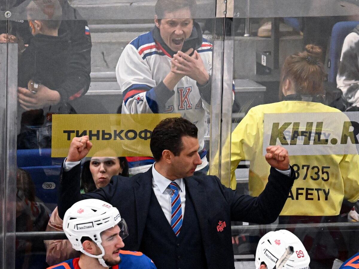    Главный тренер ХК СКА Роман Ротенберг (в центре)© РИА Новости / Владимир Федоренко