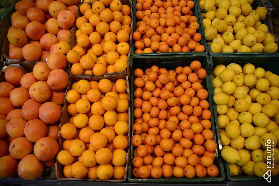 мандарины и елка. воровала мандарины. воровала мандарины. воровала мандарины. танжерин цитрусовые.