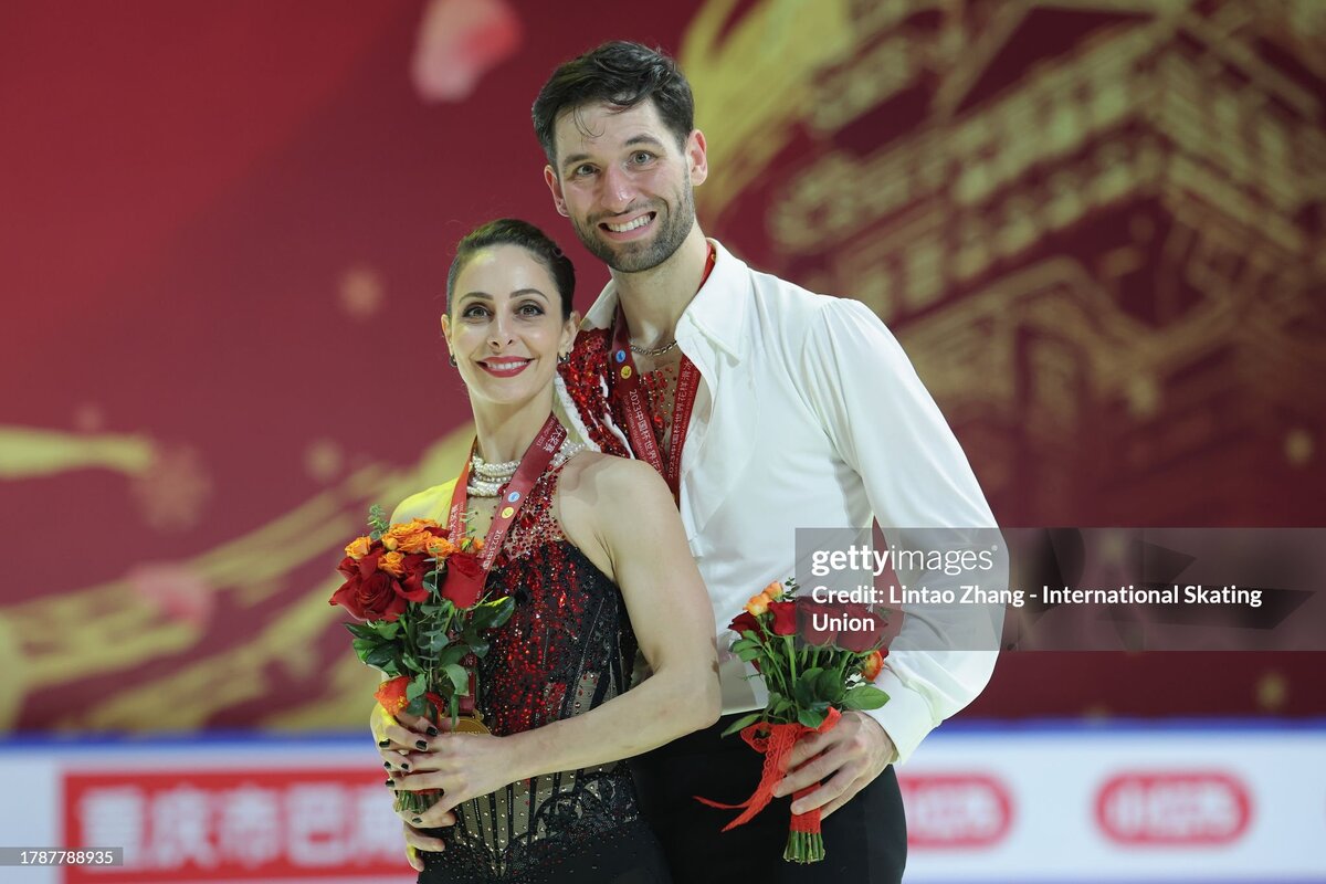 Вайбы Алены Савченко возникают всякий раз, когда смотрю на Деанну Стеллато. Вот уж действительно, женщина-локомотив. Выскажу осторожное предположение, что в отсутствие Рюичи Кихары / Рику Миуры шансы повысились у всех, но у канадцев особенно. Подозреваю, что основная заруба в финале предстоит с итальянцами, но, откровенно говоря, ярким лицом Стеллато Дюдек могут дать фору всем