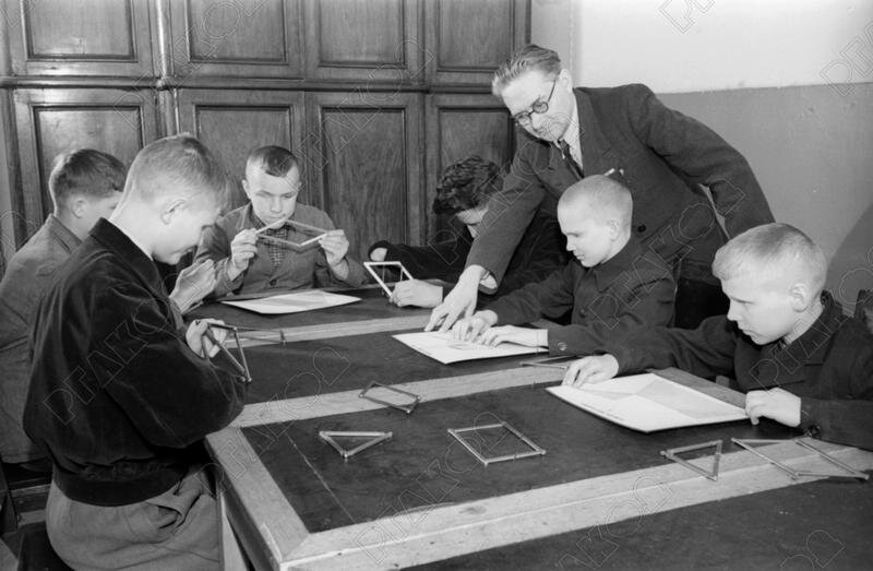 Учился в спецшколе. Спецшкола для несовершеннолетних. Интернат для трудных детей. Спецшкола. Спецшкола для несовершеннолетних.