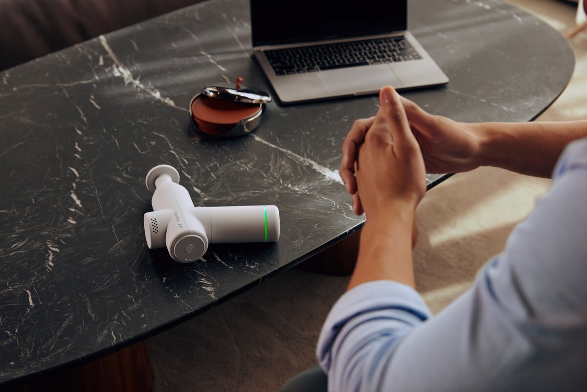 Самомассаж шеи можно делать, где угодно, даже за рабочий столом