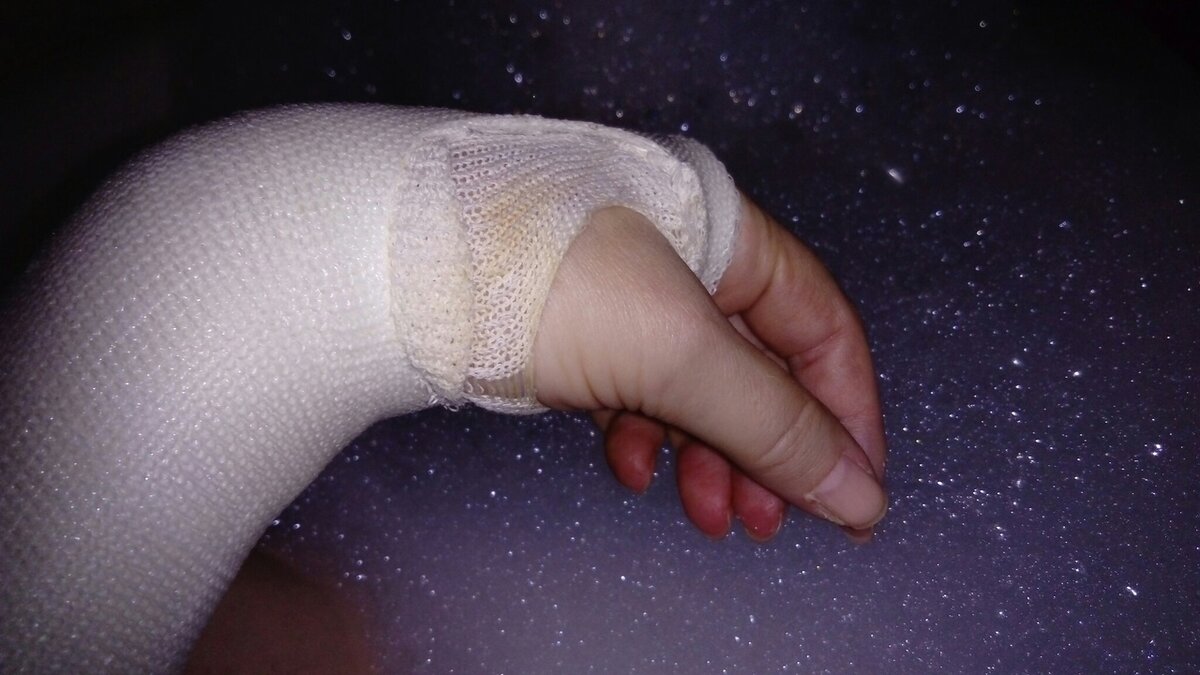 Ну, пардоньте, смартфон почему-то решил, что ему в ванной темно и включил вспышку, поэтому и цветовая гамма такая. А переключать режим, отключать вспышку я не рискнула — вдруг у меня смартфон тоже решит искупаться? )))