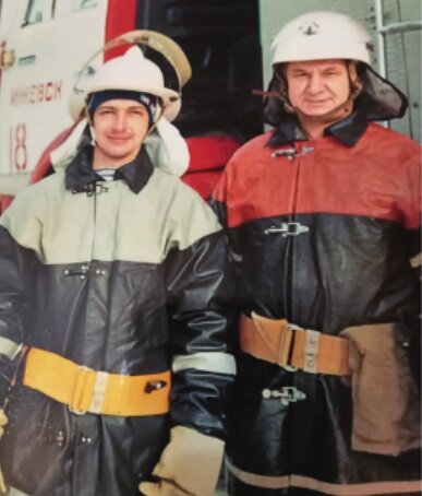 А.И. Вахрушев (справа) вырастил не одно поколение настоящих пожарных, хороших руководителей