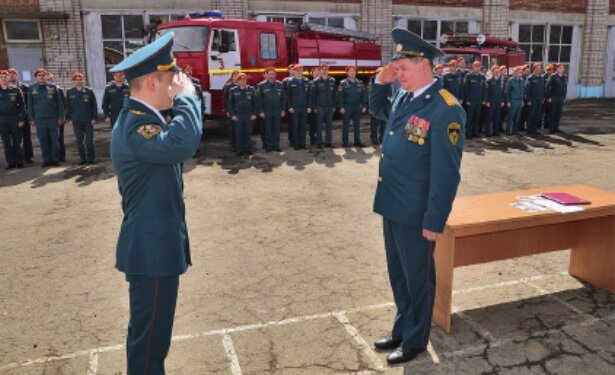 А.В. Гущин (справа) за годы службы снискал уважение коллег и населения