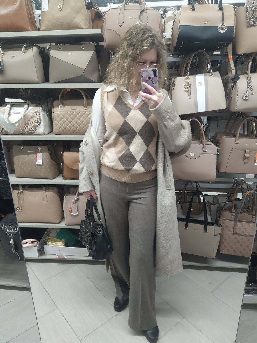 Пальто из шерсти ламы, брюки Next, жилетка Angelo Litrico, рубашка S. Oliver.