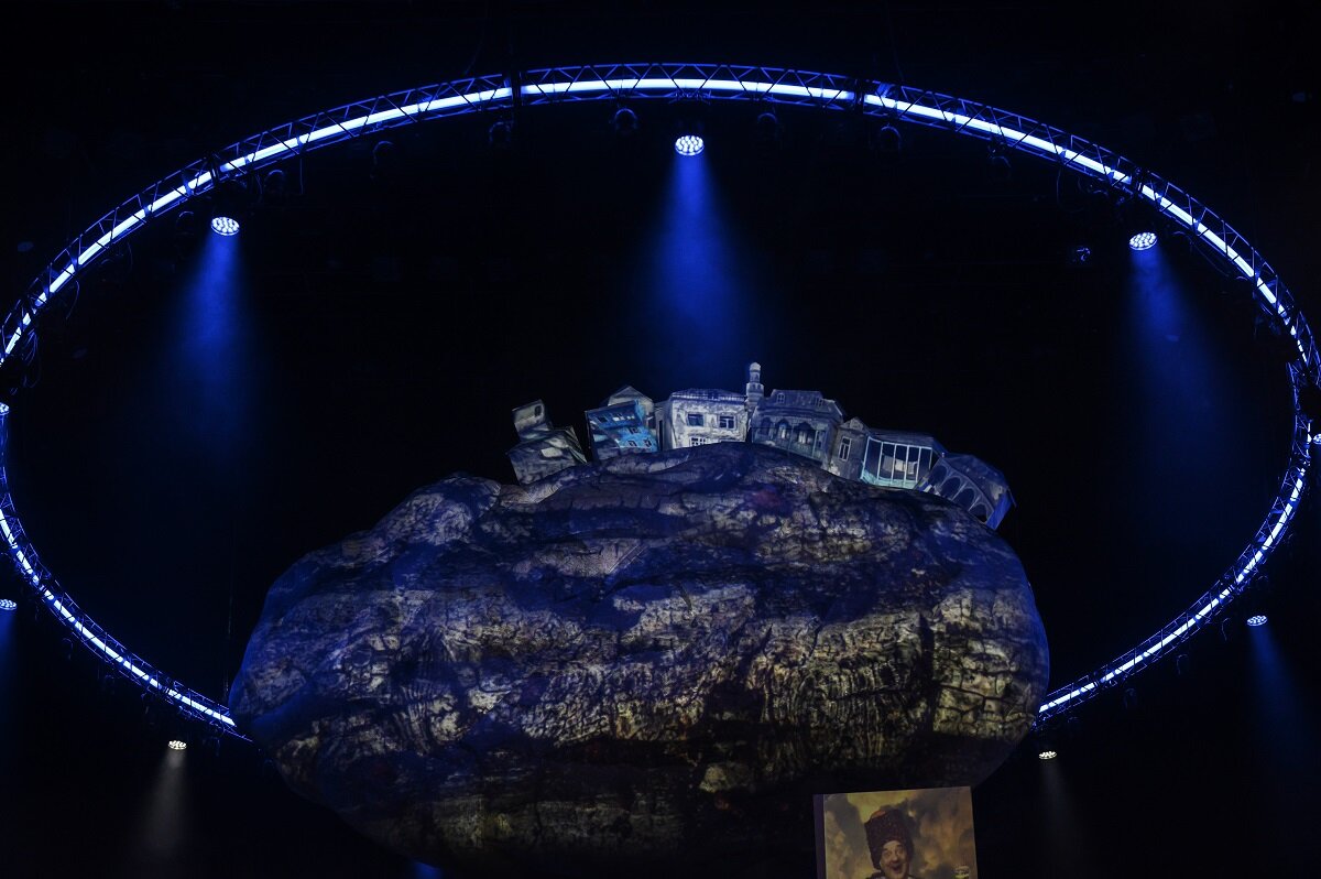 Авлабар, или Новая Ханума. Фото Александра Торгушникова. С официального сайта МХТ им. А. П. Чехова: https://media.theatre.ru/photo_src/89498.jpg