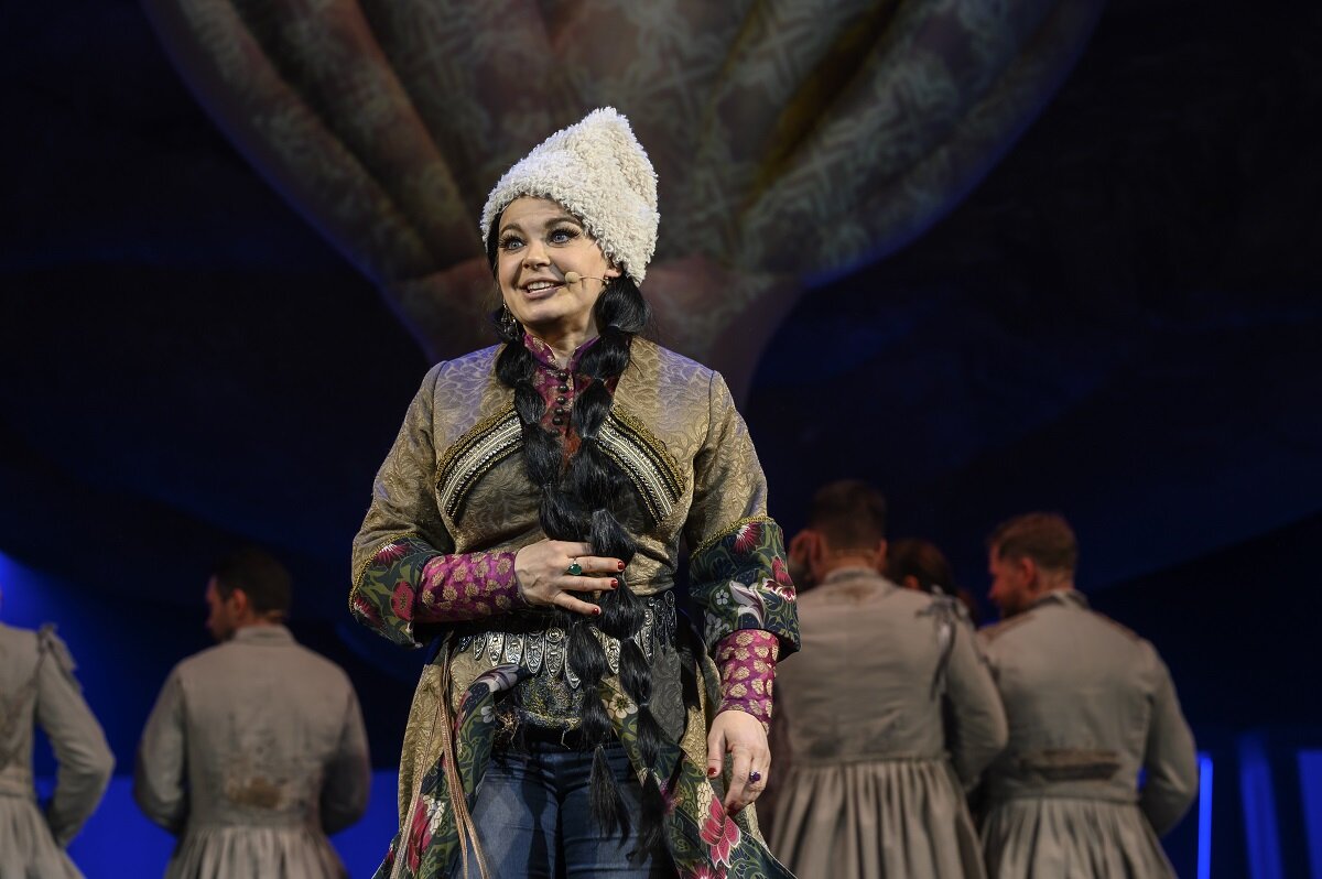 Ирина Пегова в роли Ханумы. Авлабар, или Новая Ханума. Фото Александра Торгушникова. С официального сайта МХТ им. А. П. Чехова: https://media.theatre.ru/photo_src/89504.jpg