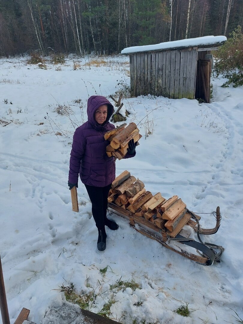 Жительнице отдаленного поселка в Беломорском районе доставили на дом воду,  дрова и продукты | Столица на Онего - новости Петрозаводска и Карелии | Дзен