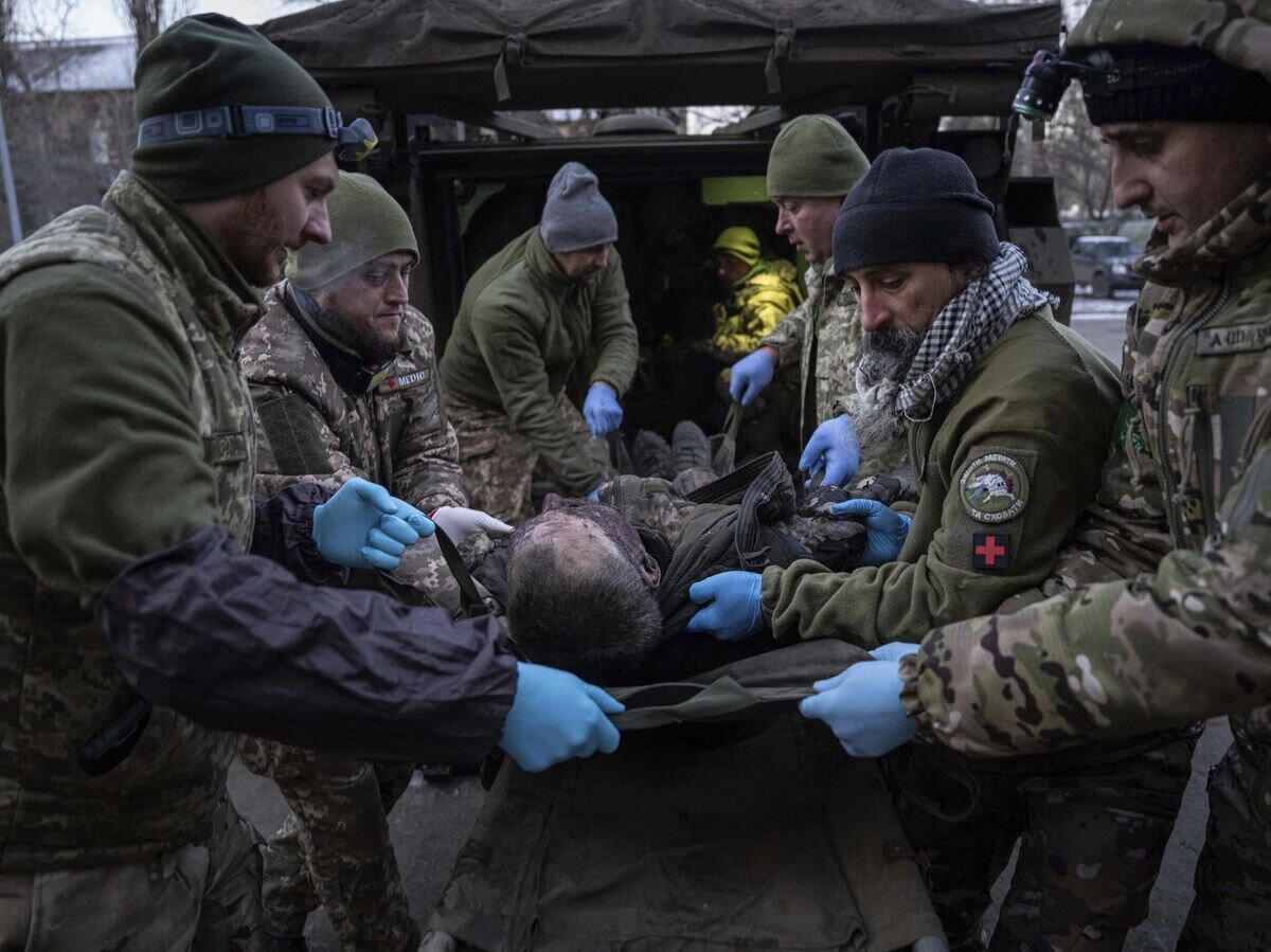    Украинские военнослужащие транспортируют раненого в госпитале в Донецкой области© AP Photo / Evgeniy Maloletka