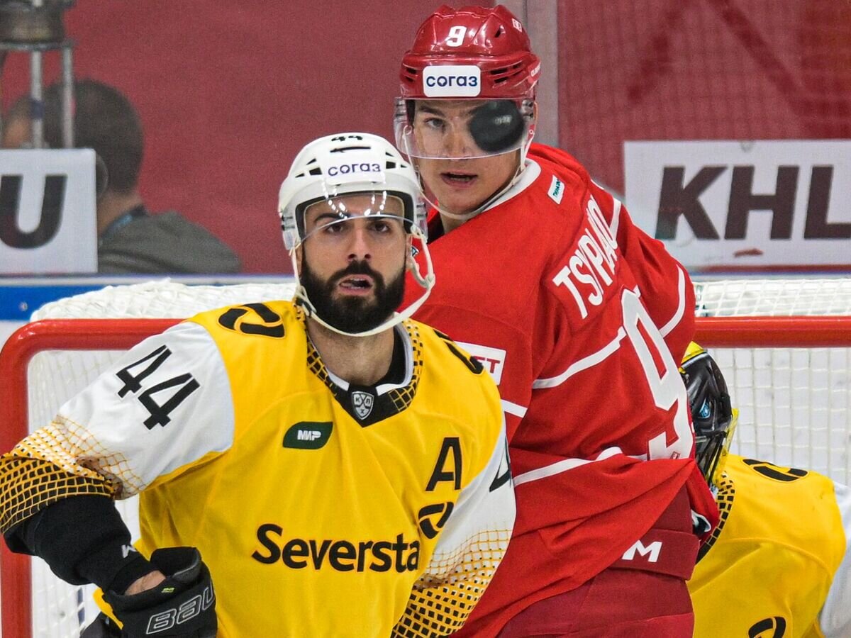    Игрок ХК "Северсталь" Марк Барберио и игрок ХК "Спартак" Максим Цыплаков (справа)© РИА Новости / Владимир Астапкович