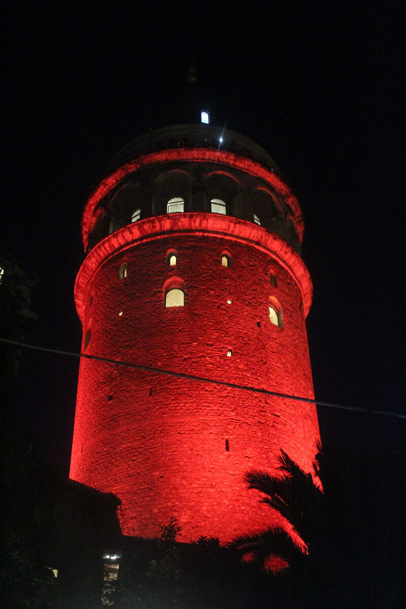 Башня подсвечивается