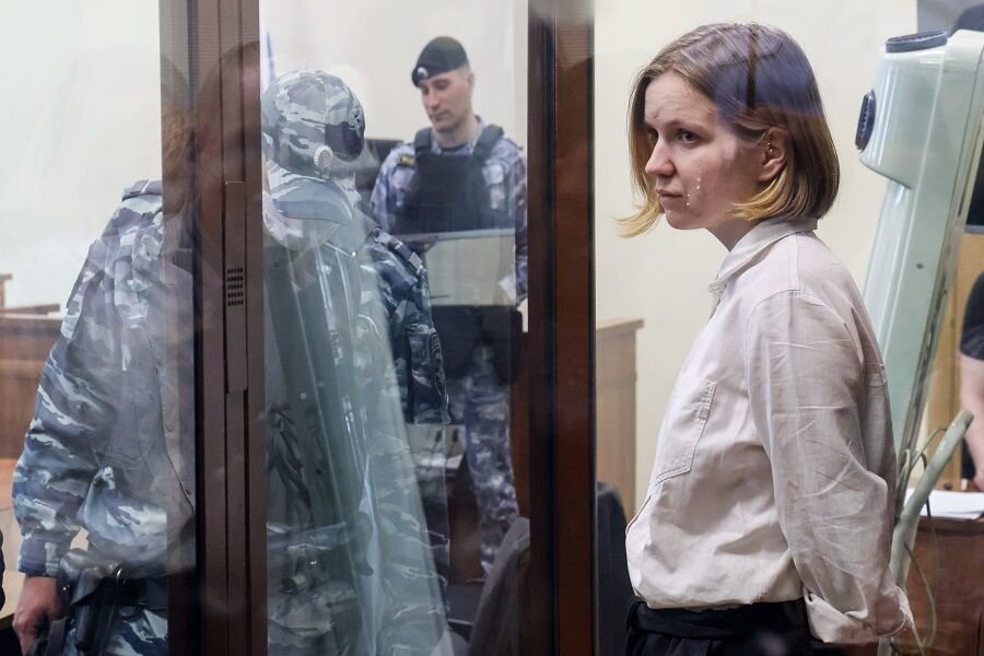    Гражданка РФ Дарья Трепова (внесена в список террористов и экстремистов Росфинмониторинга), обвиняемая в убийстве военкора Владлена Татарского © Александр Щербак/ТАСС