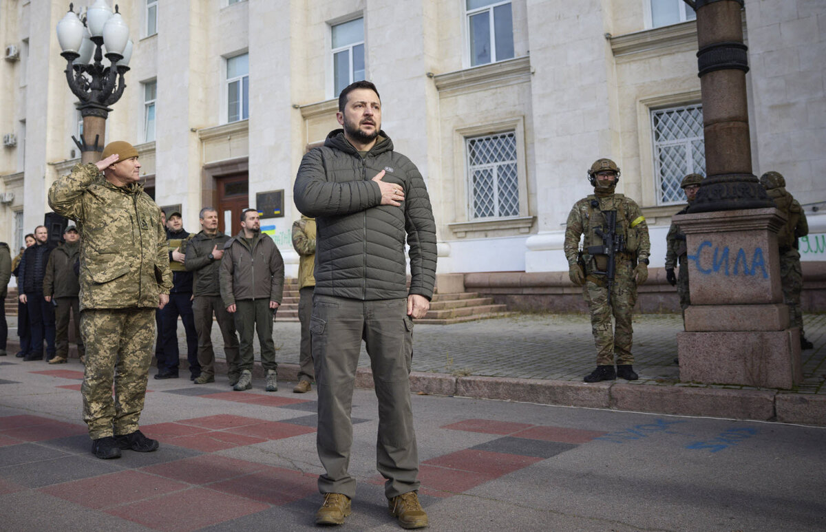 Новости президента украины сегодня последние. Зеленский в Херсоне. Владимир Зеленский в Херсоне. Российские войска в Киеве.