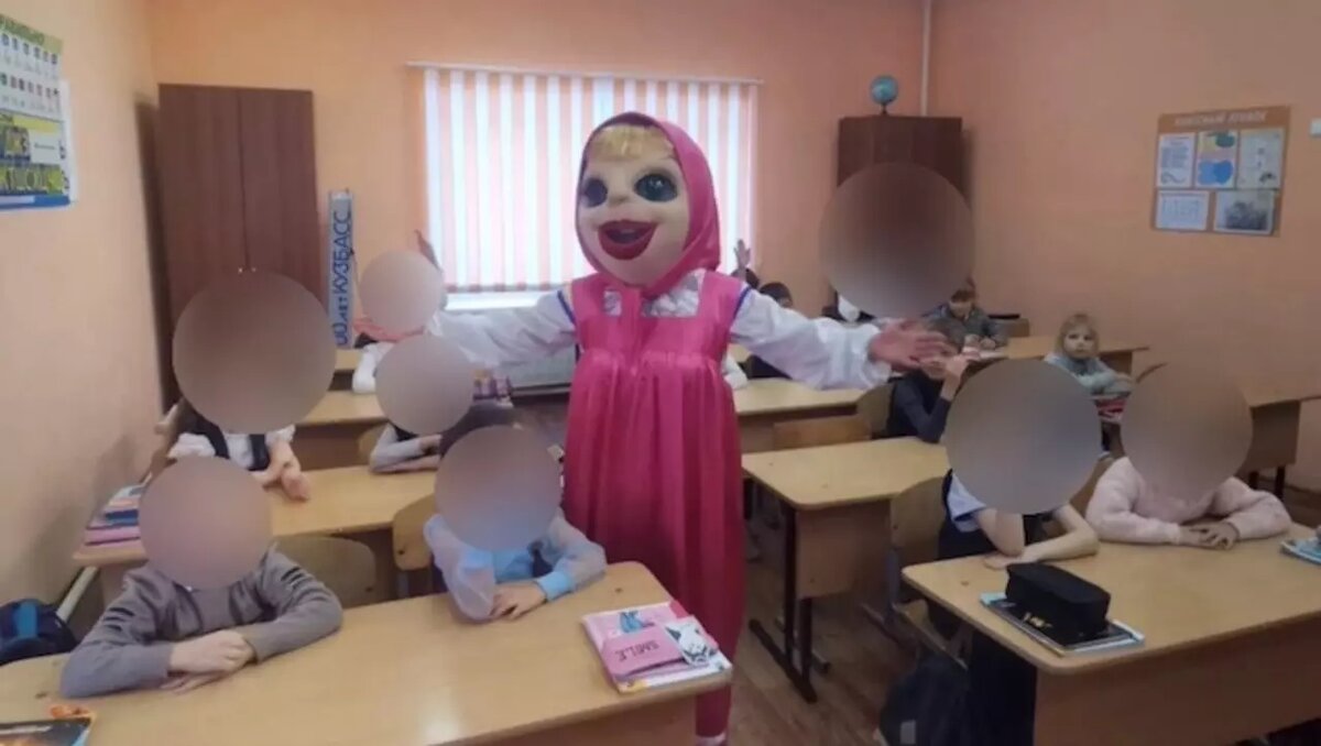     На детский праздник в Старопестеревской школе Беловского округа Кемеровской области нагрянула ростовая кукла Маша странного вида. Фотографии с праздника быстро разлетелись по соцсетям.