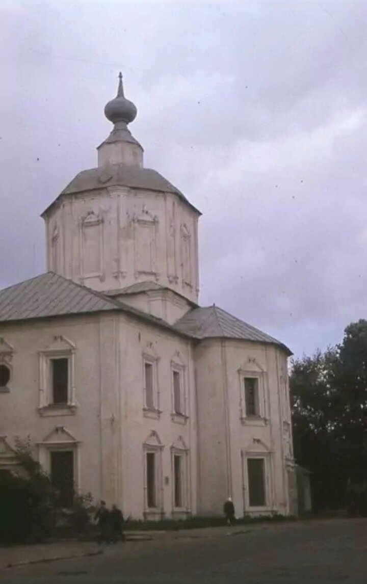 Ныне существующая Церковь Успения Пресвятой Богородицы, всё что осталось от монастыря, была построена в 1722 году. Фото 1920-1940 гг. Источник фото: pastvu.ru 