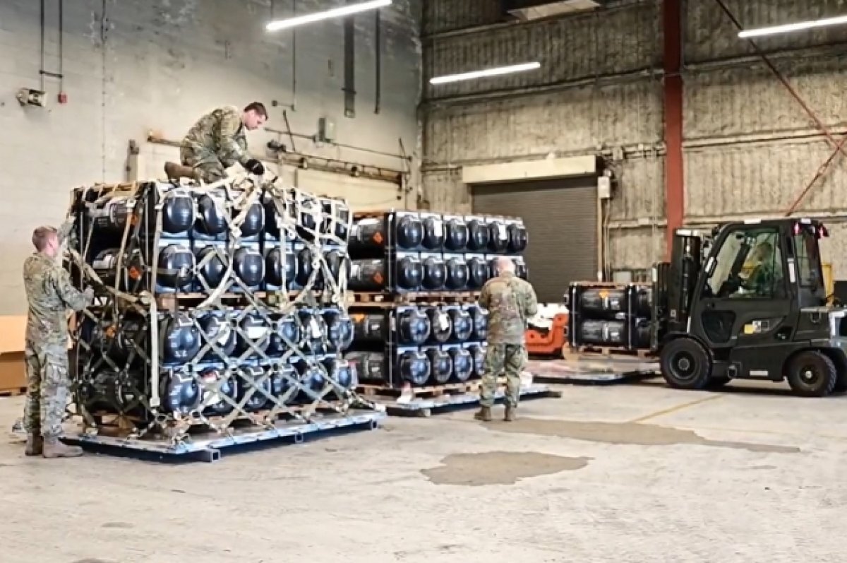     ВВС США готовят ящики с зенитными ракетами Stinger, противотанковыми системами Javelin и другим оружием для поставки на Украину, база ВВС, Дувр, США.