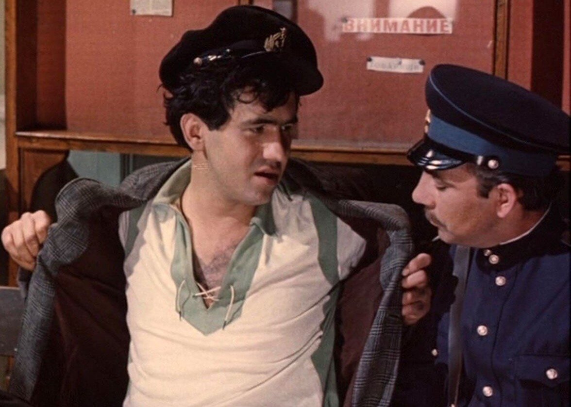 Кирпич доказывает свою невиновность. Кадр из фильма "Место встречи изменить нельзя" (1979).