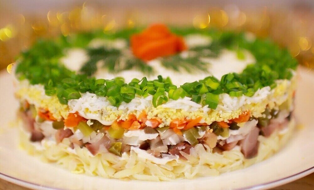 Салат с консервой скумбрия