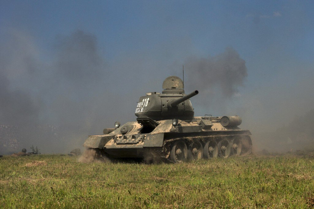 Combat 34. Танк т-34 в бою. Танк т34. Т 34 85 В бою. Танк т-34 на поле боя.
