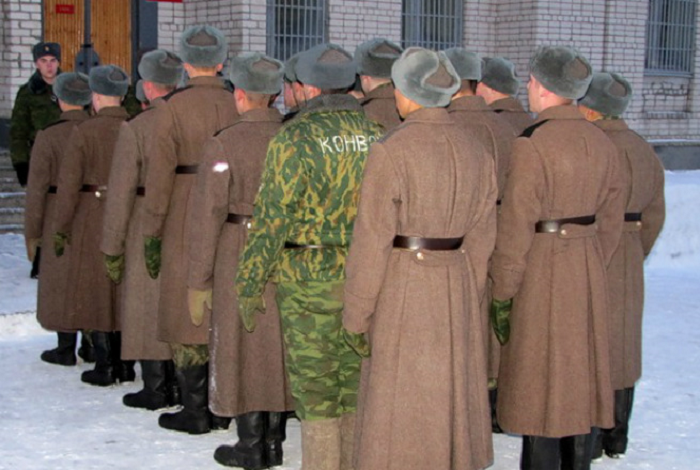 Военнослужащие подвергнутые дисциплинарному аресту. Дисбат в Советской армии. Шинель Советской армии дисбат. Дисбат в армии СССР. Военная тюрьма дисбат