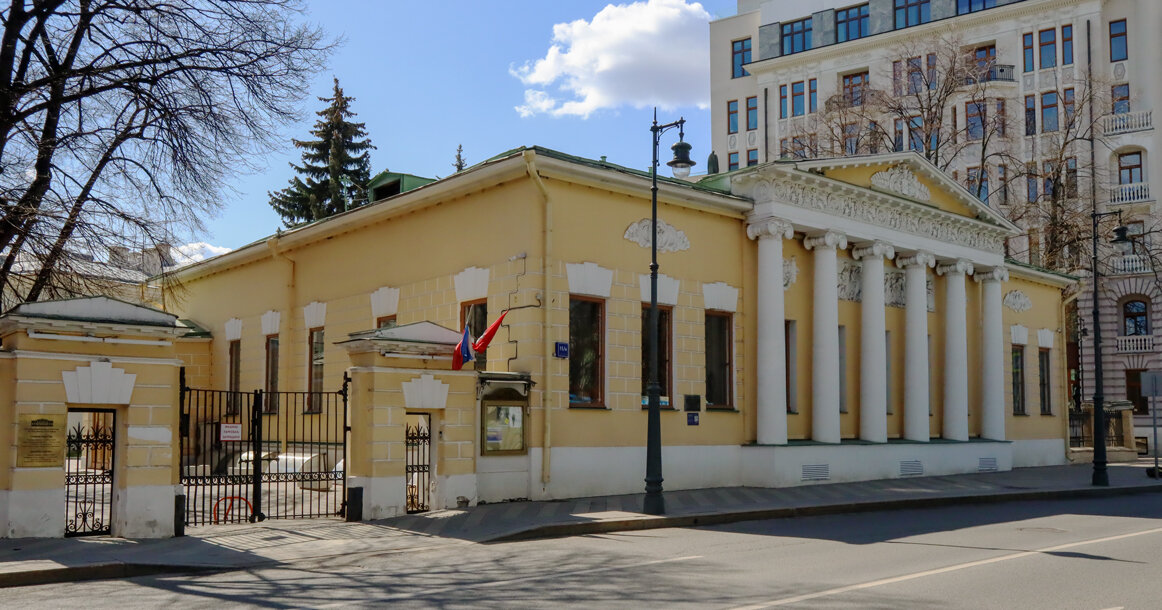 Школа 11 музей. Дом Лопухиных в Пречистенке в Москве. Музей Толстого на Пречистенке. Особняк Лопухиных-Станицких – музей л.н. Толстого.. Пречистенка 11/8 музей Толстого.