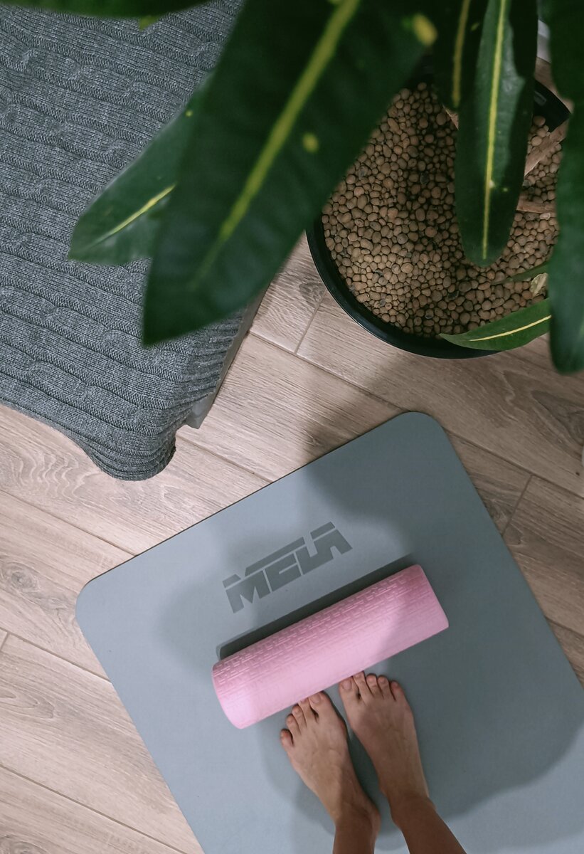 Девочка: "Мне, пожалуйста, ролл "Филадельфию". Женщина: "Мне ролл МФР". Купите себе коврик для занятий и такой ролл. На всем нам известной видеоплатформе полно тренировок с роллом. И если вы давно не могли приступить к домашним тренировкам, сегодня это время пришло! Не ждём понедельника! 