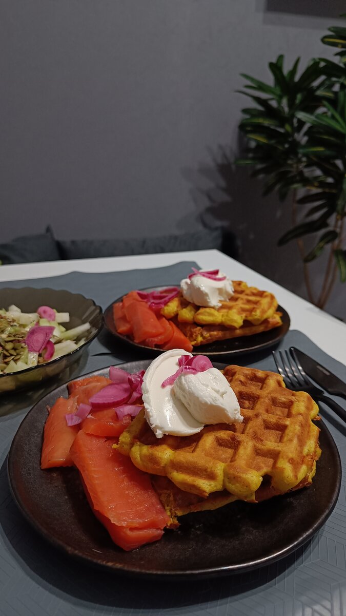 И вафли мне не страшны! На фото нутовые вафли с рыбой, творожным сыром и маринованным луком + салат из кольраби и смеси семян, заправленный оливковым маслом 