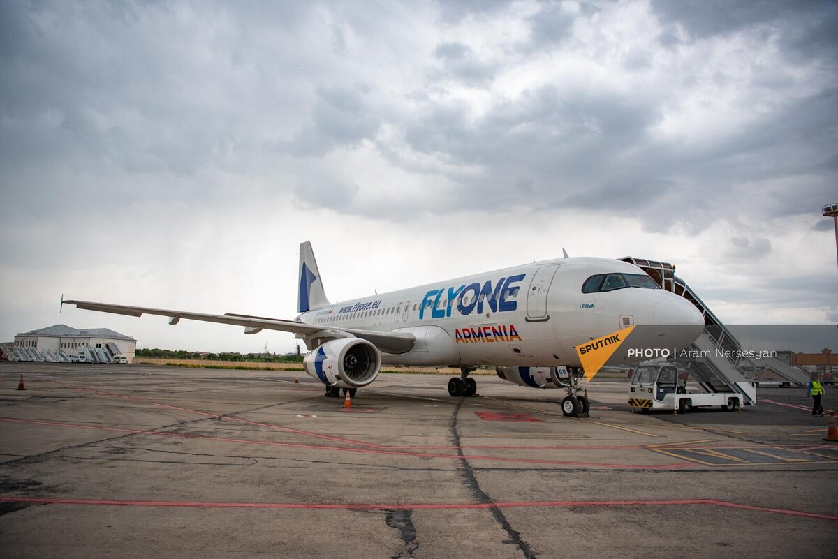 Flyone armenia купить. Самолет. Армянский самолет. Армения авиа. Шереметьево армянские авиалинии.