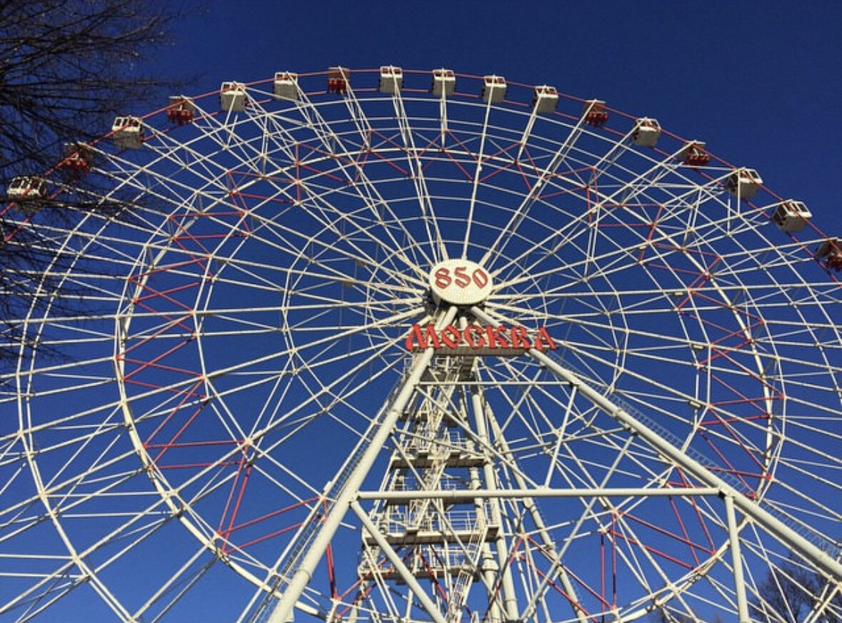 Старое колесо обозрения «Москва-850» на территории ВДНХ