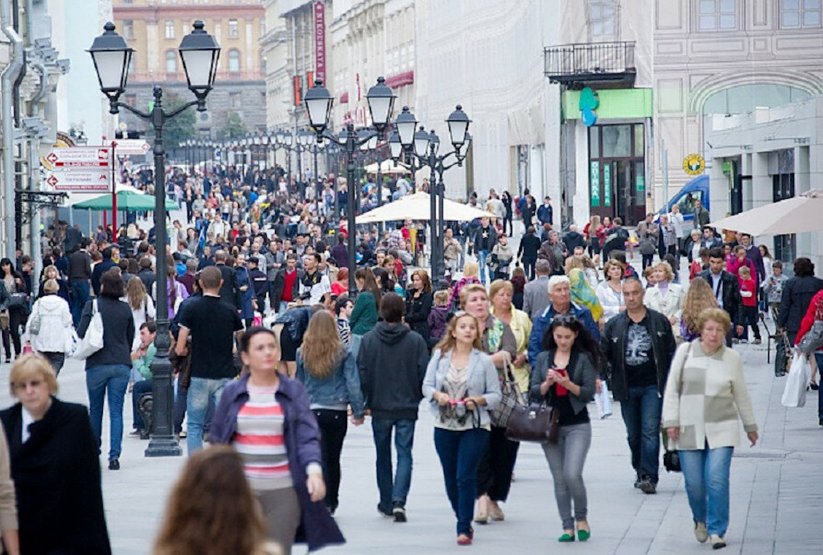 люди на улице города. люди на улицах москвы арбат. люди на улице. толпа людей в городе. люди на улице города.
