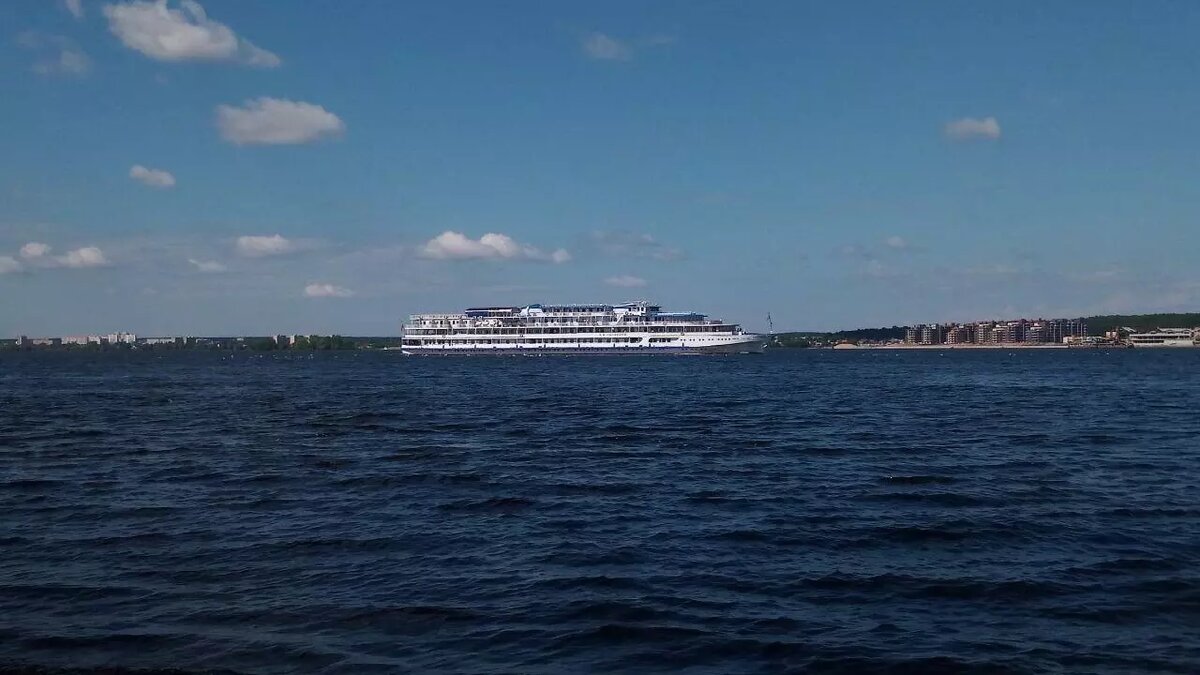     В Татарстане теплоход-буксир «Тибет» сел на мель недалеко от Казани. Об этом сообщили в пресс-службе ГУ МЧС России по РТ.