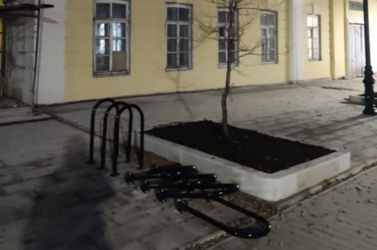    Трое подростков выломали новые велопарковки на ул. Советской в Оренбурге.