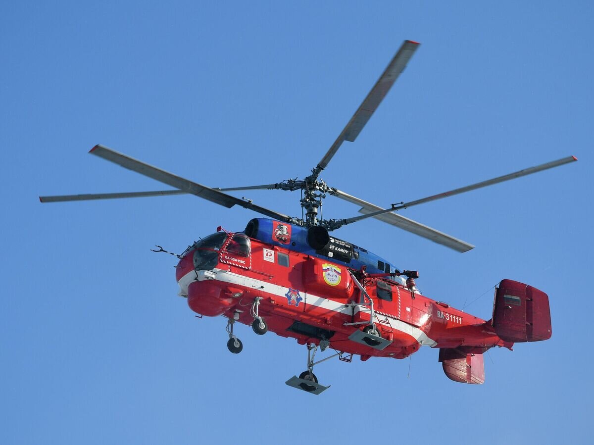    Новый пожарный вертолет Ка-32А11ВС, приспособленный для полетов в сложных метеоусловиях, во время показательной тренировки уникальной службы воздушных спасателей Московского авиационного центра© РИА Новости / Рамиль Ситдиков