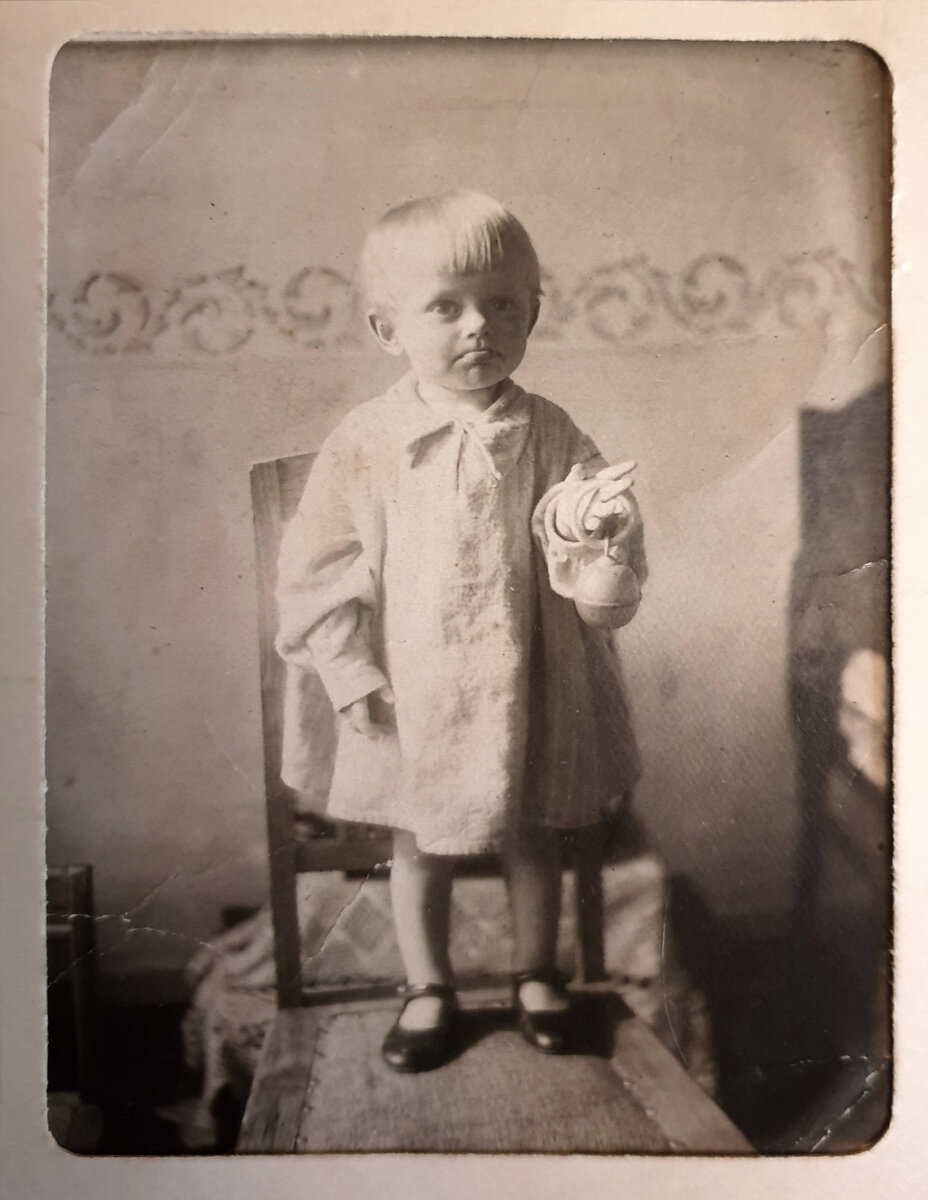 Совсем скоро беззаботное счастливое детство Тамарочки резко оборвется. Чудом семья останется в живых, чудом сохранится и эта фотография.