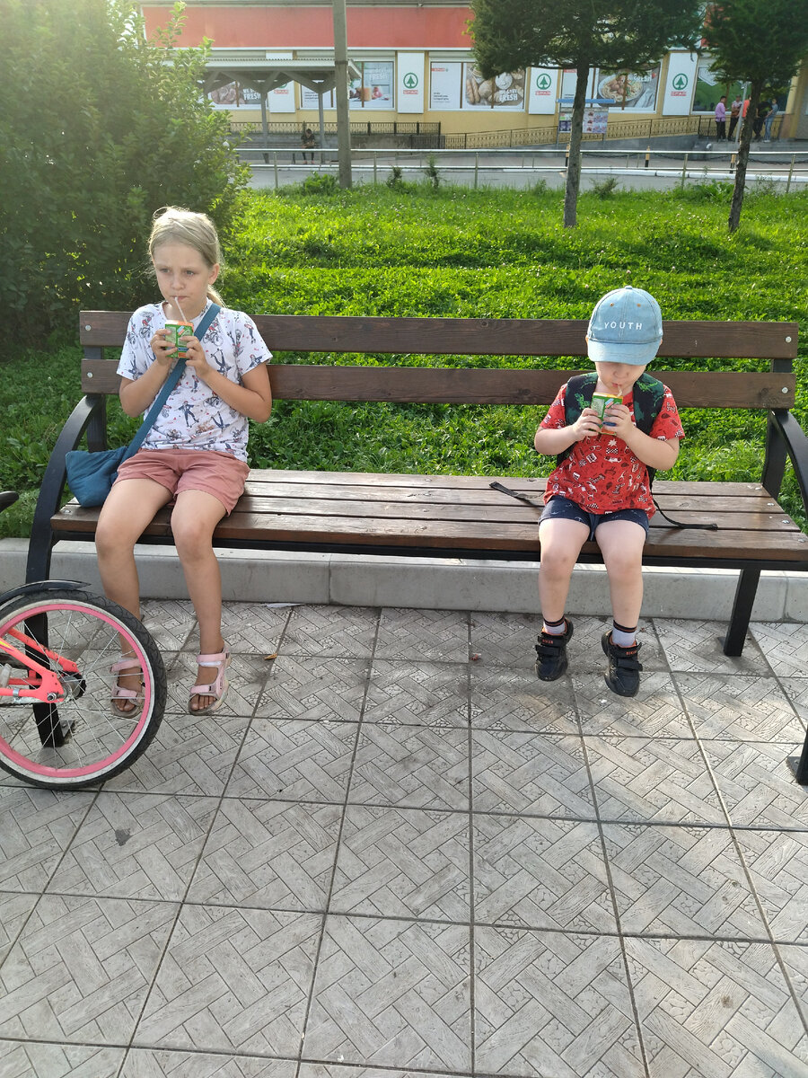 Отдыхают на лавочке. Колени целы.