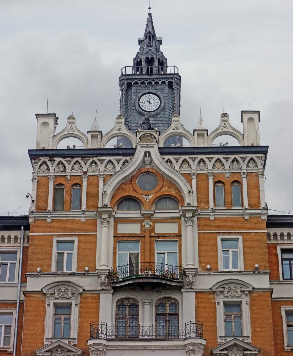 Заглянем в самый красивый дом Москвы? Там такие лестницы! И нет квартир ...