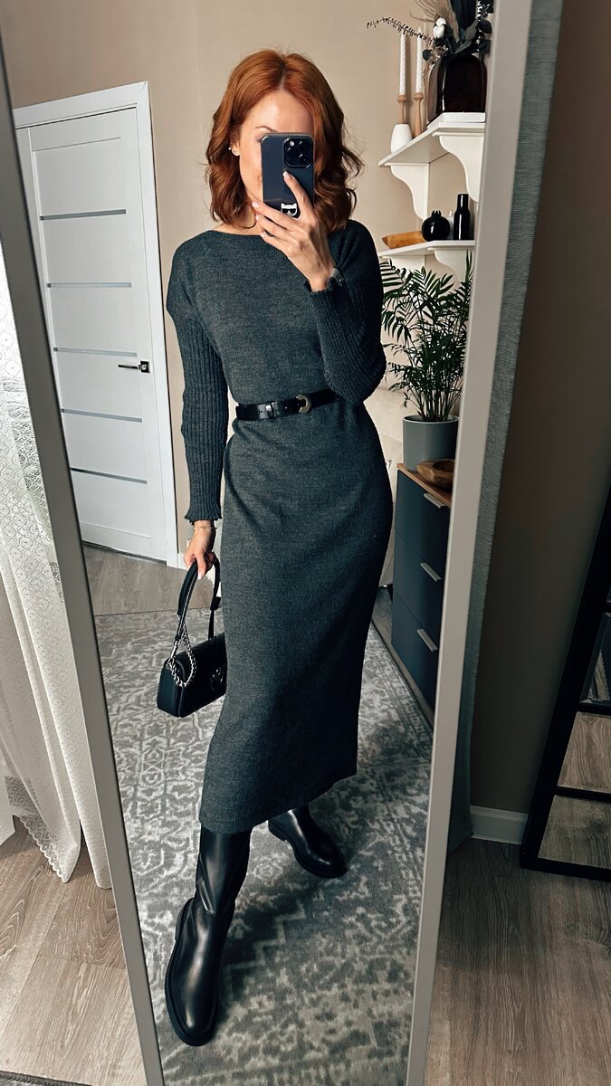 Платье макси с мериносовой шерстью в темно-сером цвете Зефир. Вырез — «лодочка». На ощупь мягкое и лично мне совсем не колется. Мне нравится, как такие платья смотрятся с поясом в цвет сумки или обуви.