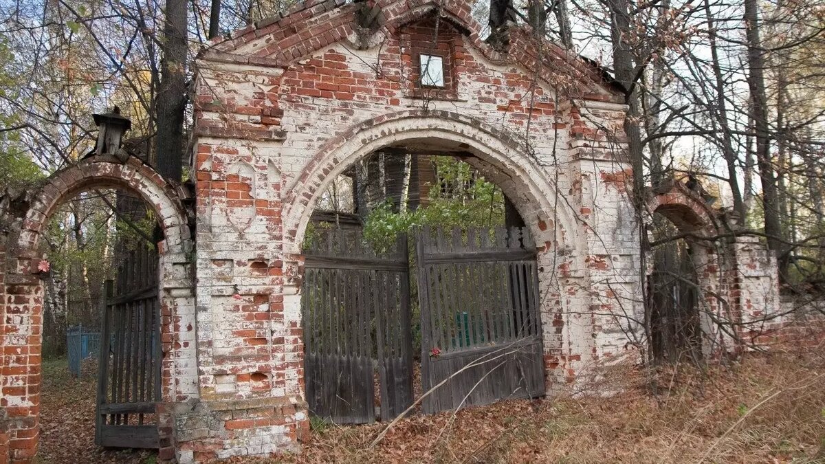     Необыкновенно красивые, а иногда и пугающие, полуразрушенные места нередко привлекают внимание не только историков, но и исследователей заброшенных локаций, авантюристов и даже мистиков. NewsNN составил топ самых интересных и загадочных заброшек в Нижегородской области.