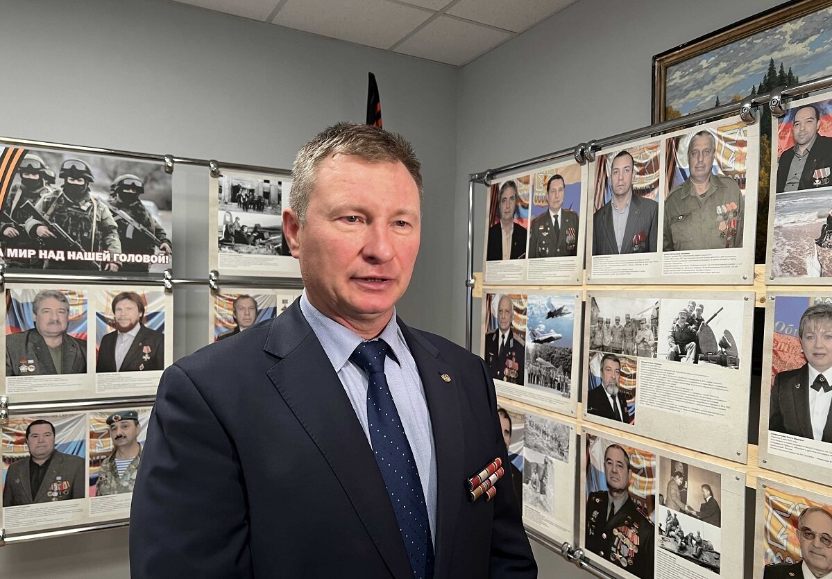    Игорь Андронов – один из героев сборника, награждён орденом Мужества, медалями Суворова и «За отвагу» Алина Малинина