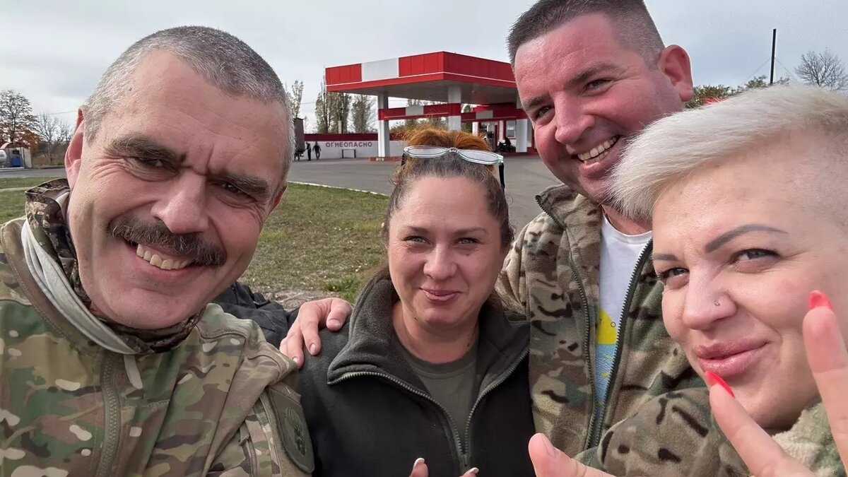     В семье бывшего мэра Петрозаводска радость — Владимир Любарский по окончании контракта вернулся из зоны СВО. В семьях других контрактников и мобилизованных такой радости не ожидается — их родные воюют до конца СВО. Чем же боец Любарский так «ценен Матери-Истории»?