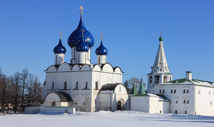 Этот старинный русский город милых низеньких домиков, златоглавых церквей, монастырских комплексов и безмятежных окрестных пейзажей в год своего тысячелетнего юбилея избран Всероссийской Новогодней...