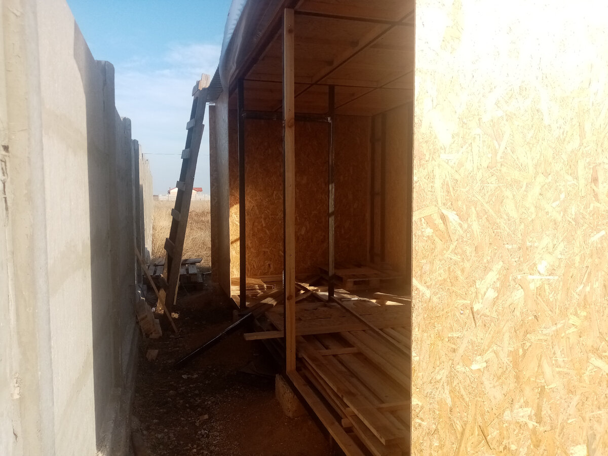 А с обратной стороны бытовки вот такой вид.