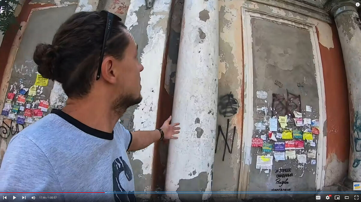 Кадр из программы, на стене изображен символ батальона "Азов"*